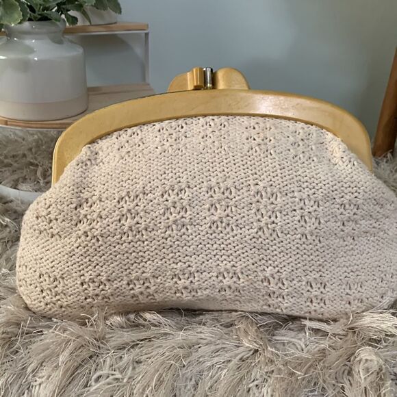 Vintage Crocheted Clutch With Bakelite Handle Unbranded - Picture 4 of 17